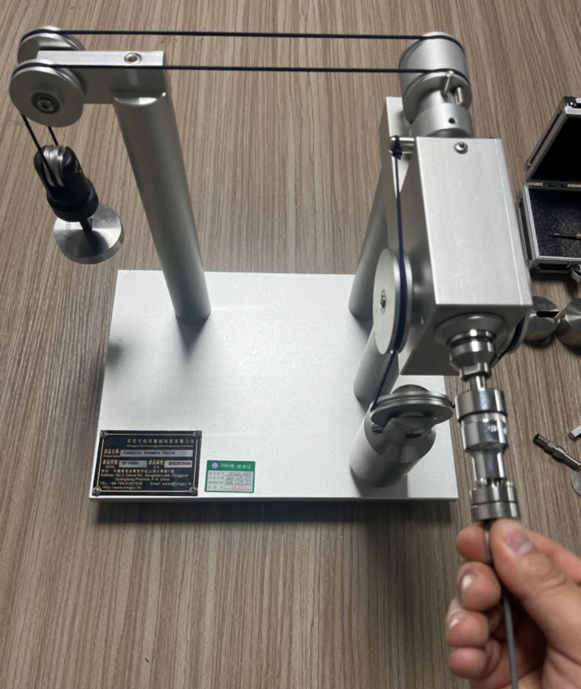KingPo connector assembly device operation view